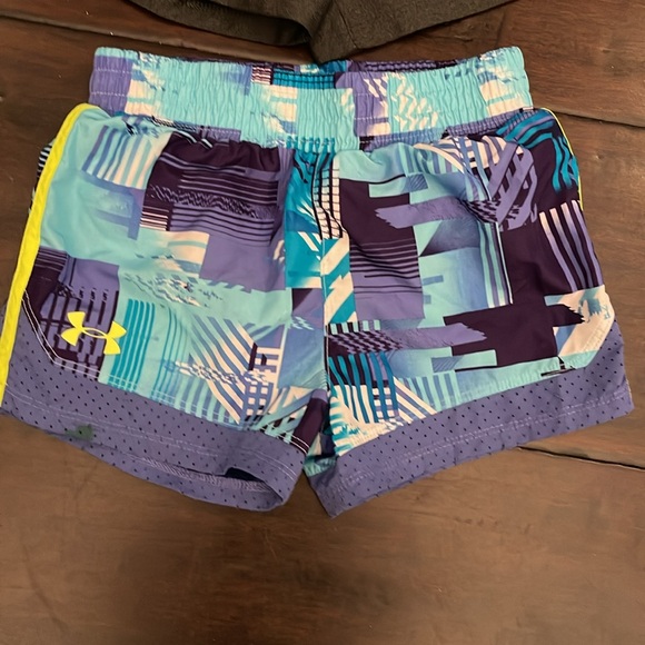 Under armor, little girl, size 4 athletic shorts - Picture 2 of 3